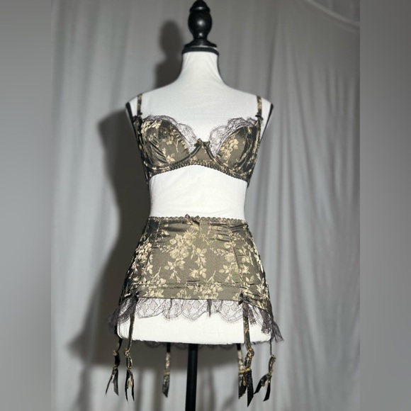 Agent Provocateur Leoni Black Gold Roll-on Suspender - Picture 6 of 16